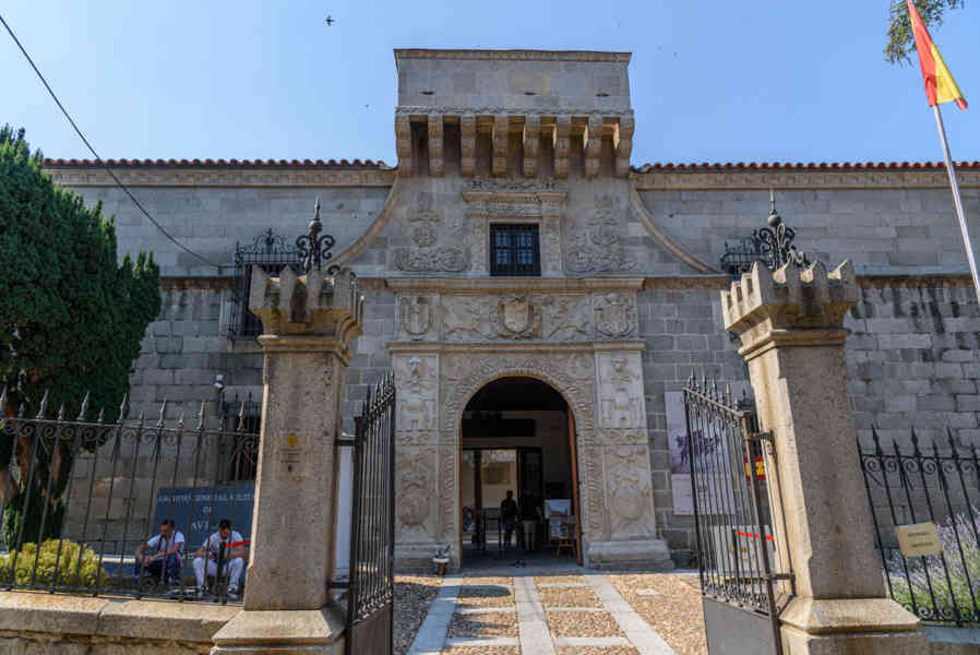 Ávila 115 - palacio de Poletinos.jpg